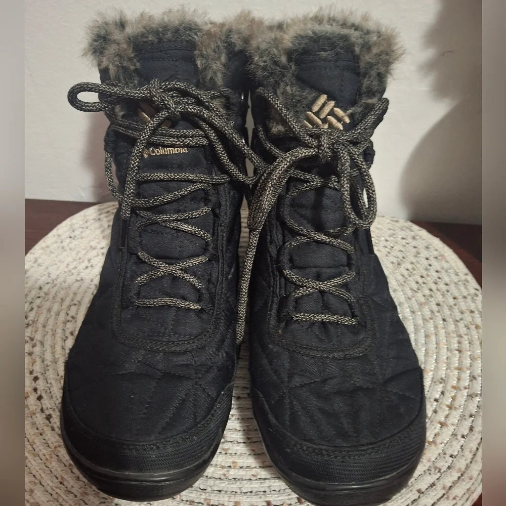 Columbia Black Quilted Winter Boots with Faux Fur Size 9.